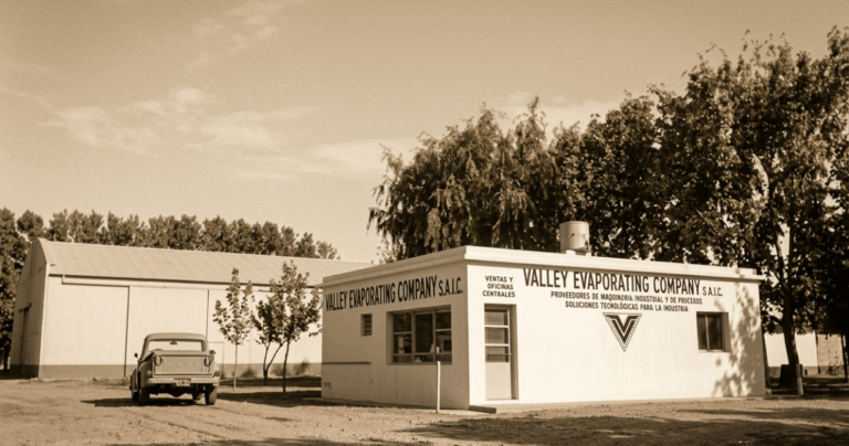 Fachada histórica o antigua maquinaria de la planta VECOAR en Cipolletti, Río Negro.