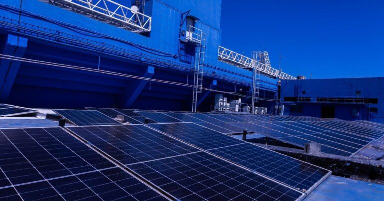 Paneles solares instalados en la terraza del estadio José Amalfitani de Vélez Sarsfield.