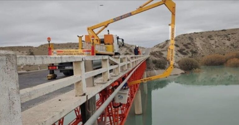 Puente sobre la Ruta 22 en la zona de Río Colorado, Río Negro.