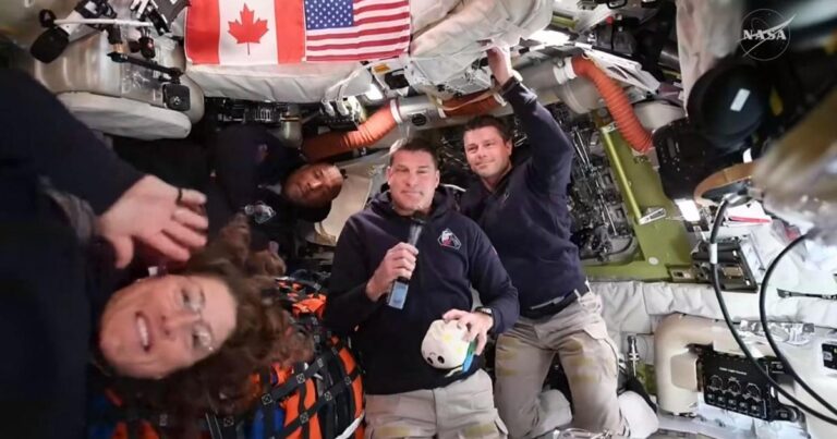 Ilustración de astronautas flotando dentro de la cápsula Orion de la misión Artemis II.