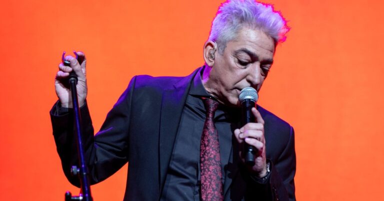 Marcelo Moura, vocalista de Virus, durante una presentación en vivo.