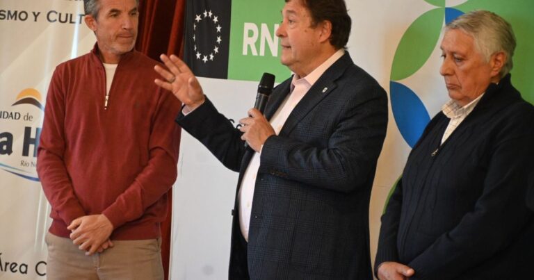 Alberto Weretilneck en conferencia de prensa anunciando cambios en el DPA