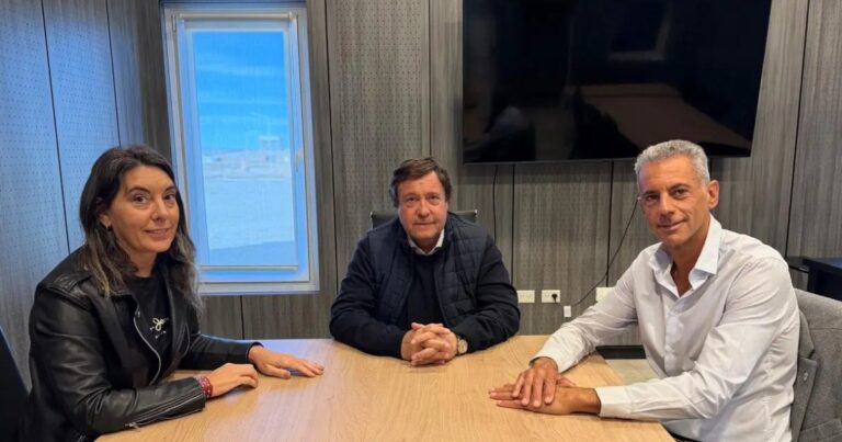 El gobernador Alberto Weretilneck, el ministro Carlos Banacloy y la nueva secretaria de Turismo, María Sol Canalda, durante la presentación oficial.