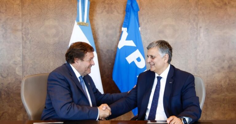 Gobernador Alberto Weretilneck en acto de firma de acuerdo energético.