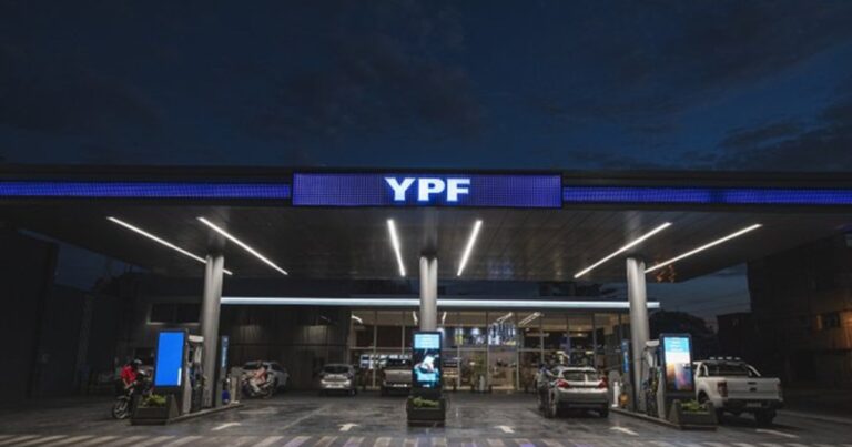 Logo de YPF junto a un surtidor de combustible