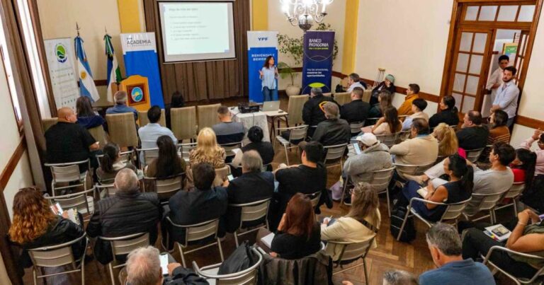 Participantes en una capacitación para proveedores locales en Río Negro